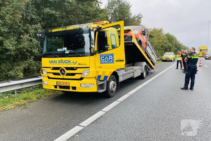 Bestelbus verliest twee wielen tijdens het rijden