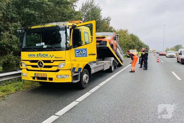 Bestelbus verliest twee wielen tijdens het rijden