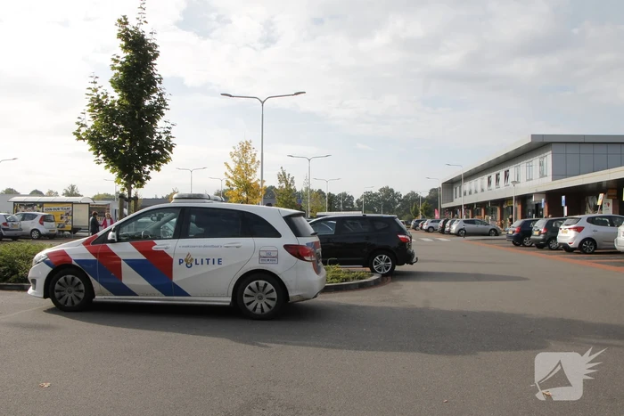 Automobilist botst frontaal op geparkeerde auto Winkelcentrum Sint Jobsplein