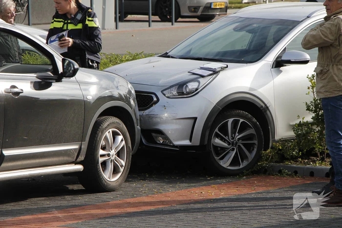 Automobilist botst frontaal op geparkeerde auto Winkelcentrum Sint Jobsplein