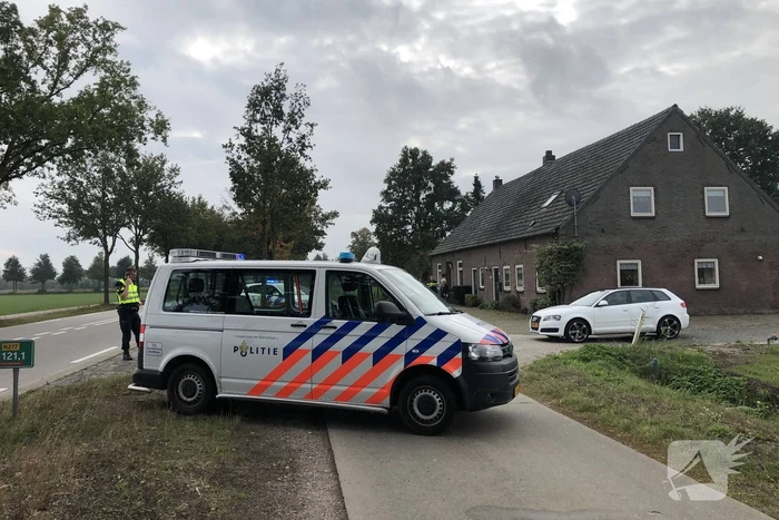 Wielrenner vliegt over motorkap van auto