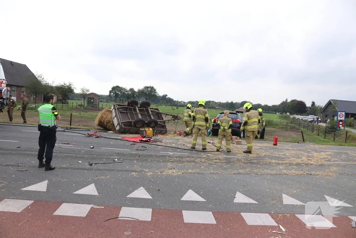 Auto met aanhanger botst met vrachtwagen