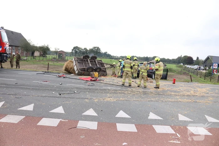Auto met aanhanger botst met vrachtwagen