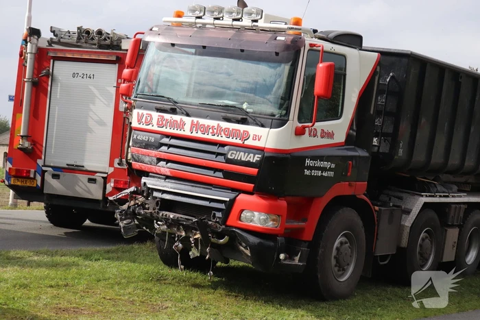 Auto met aanhanger botst met vrachtwagen