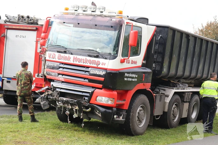 Auto met aanhanger botst met vrachtwagen