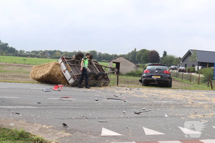 Auto met aanhanger botst met vrachtwagen
