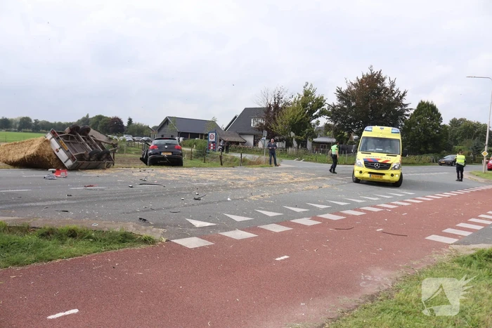 Auto met aanhanger botst met vrachtwagen