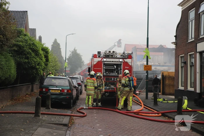 Brand uitgebroken op dak van slooppand