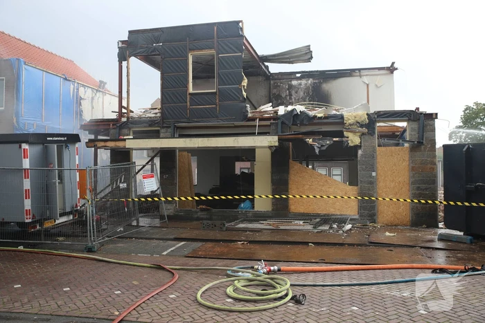 Brand uitgebroken op dak van slooppand