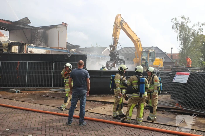 Brand uitgebroken op dak van slooppand