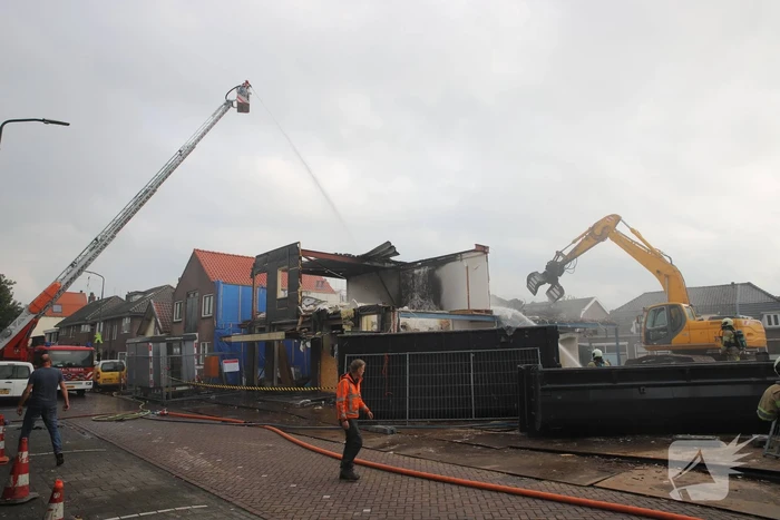 Brand uitgebroken op dak van slooppand
