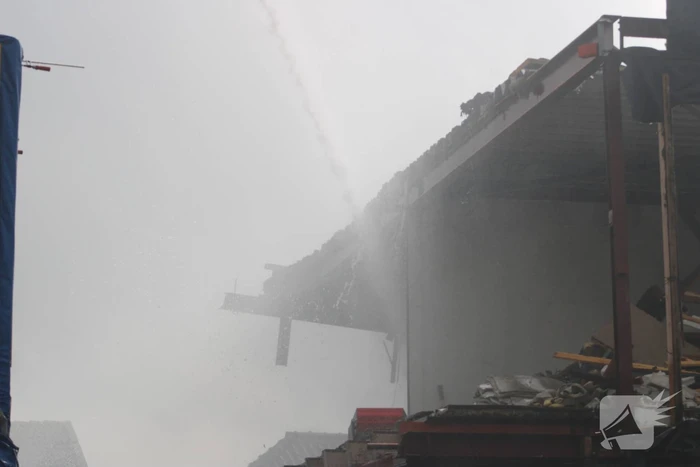 Brand uitgebroken op dak van slooppand