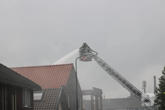 Brand uitgebroken op dak van slooppand