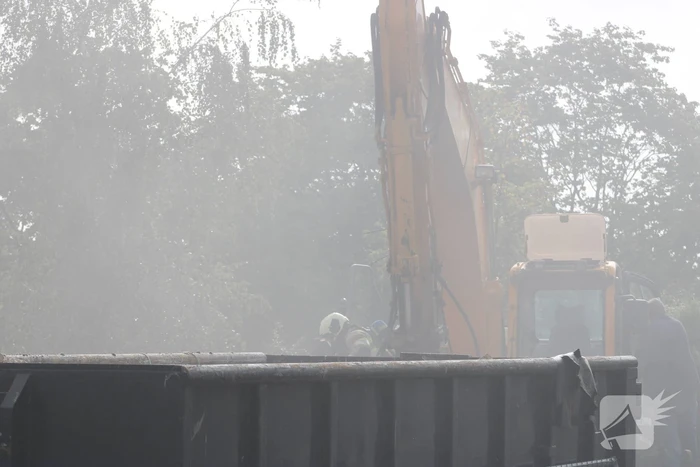 Brand uitgebroken op dak van slooppand