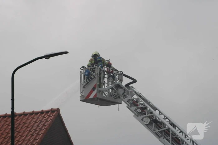 Brand uitgebroken op dak van slooppand