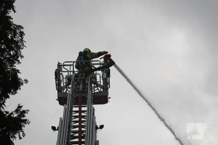 Brand uitgebroken op dak van slooppand