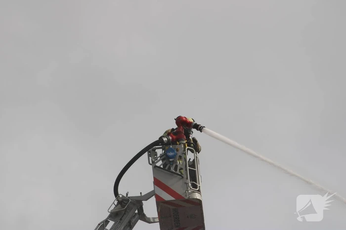 Brand uitgebroken op dak van slooppand