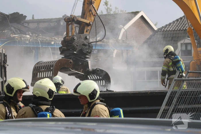 Brand uitgebroken op dak van slooppand