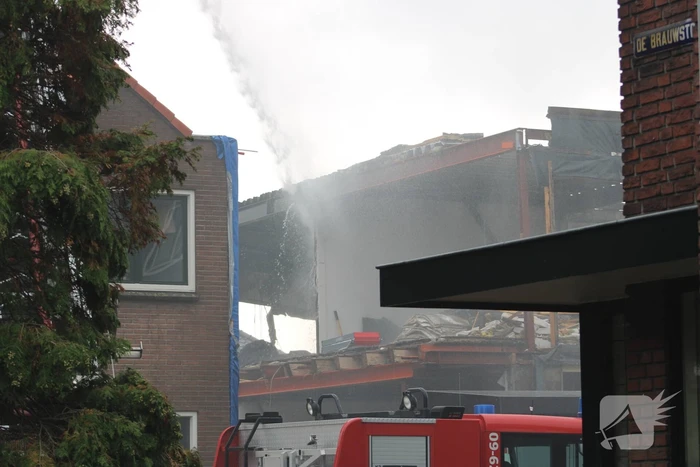 Brand uitgebroken op dak van slooppand