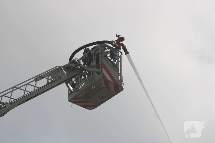 Brand uitgebroken op dak van slooppand