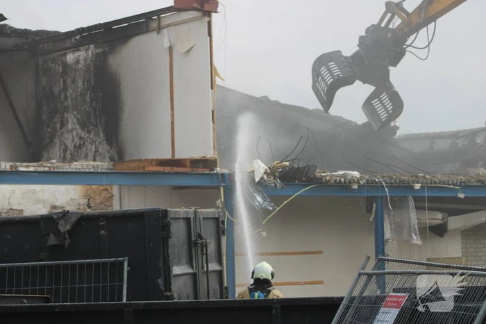 Brand uitgebroken op dak van slooppand