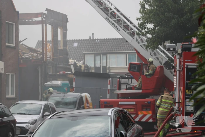 Brand uitgebroken op dak van slooppand