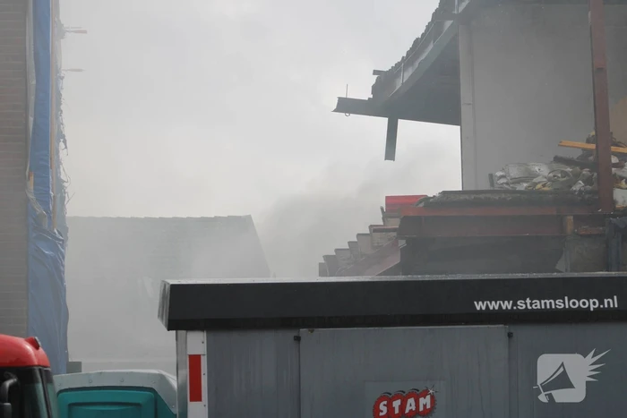 Brand uitgebroken op dak van slooppand