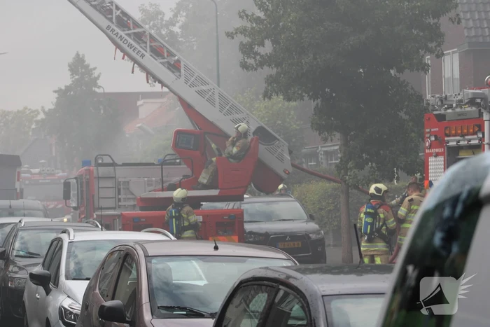 Brand uitgebroken op dak van slooppand