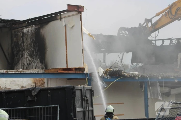 Brand uitgebroken op dak van slooppand