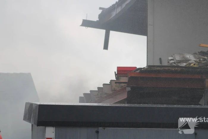 Brand uitgebroken op dak van slooppand