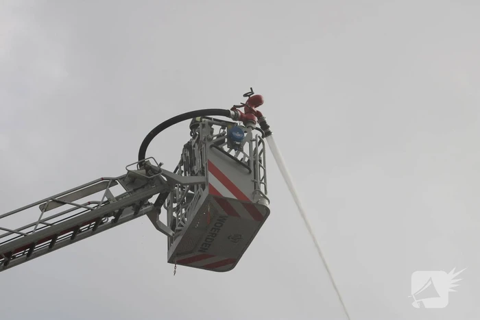 Brand uitgebroken op dak van slooppand