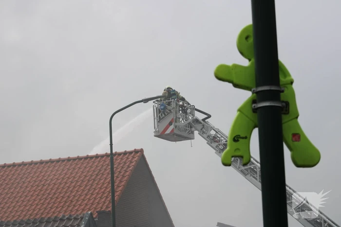 Brand uitgebroken op dak van slooppand