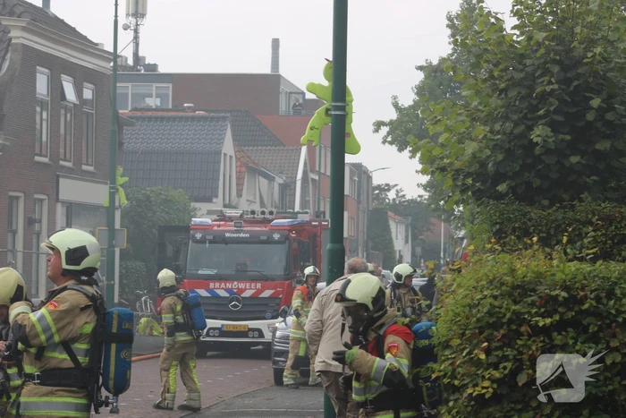 Brand uitgebroken op dak van slooppand