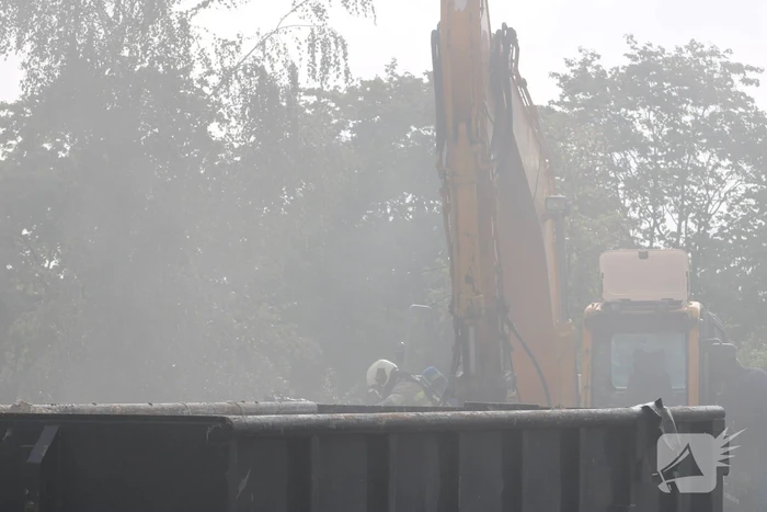 Brand uitgebroken op dak van slooppand