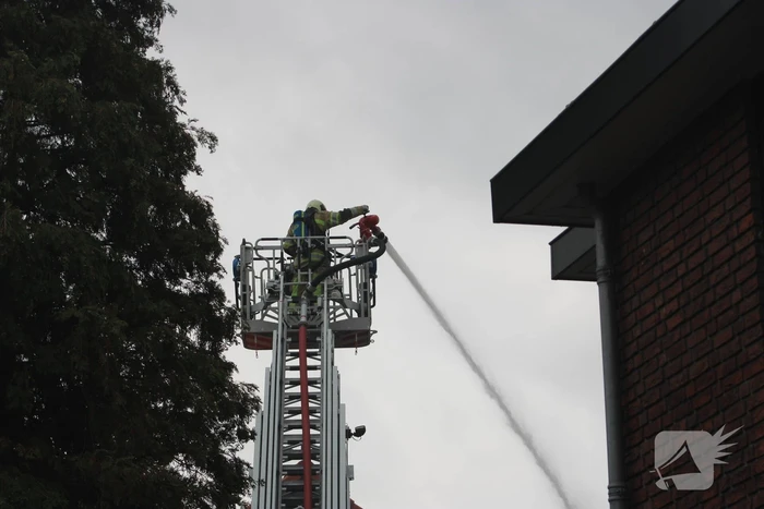 Brand uitgebroken op dak van slooppand