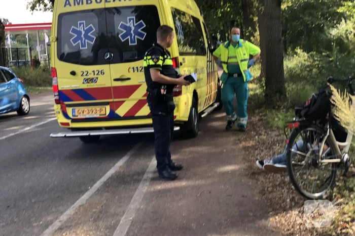 Fietser met oordopjes in aangereden bij oversteken