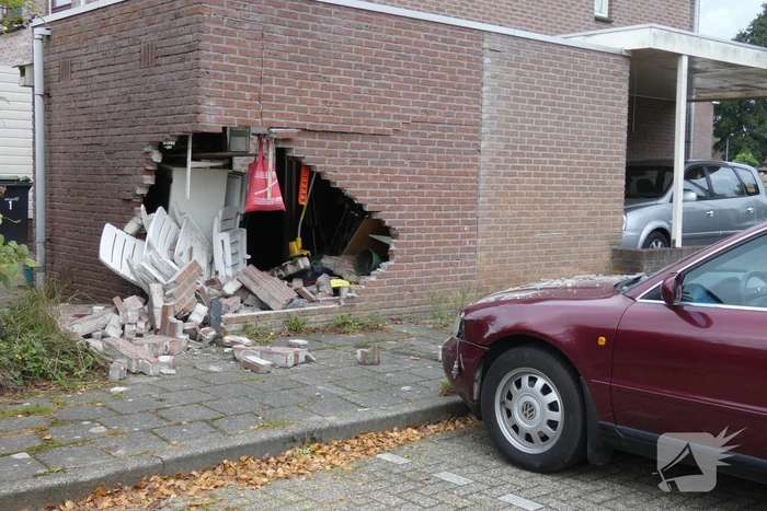 Automobilist rijdt garage in bij wegrijden