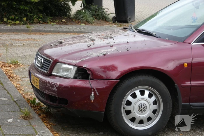Automobilist rijdt garage in bij wegrijden