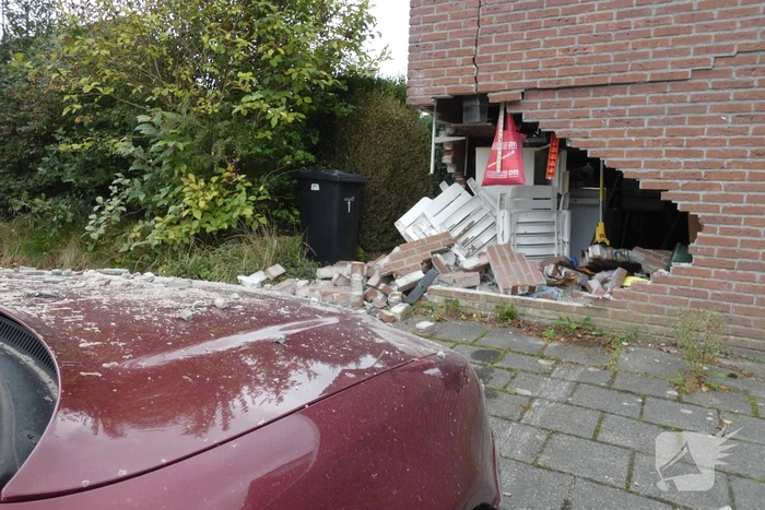 Automobilist rijdt garage in bij wegrijden