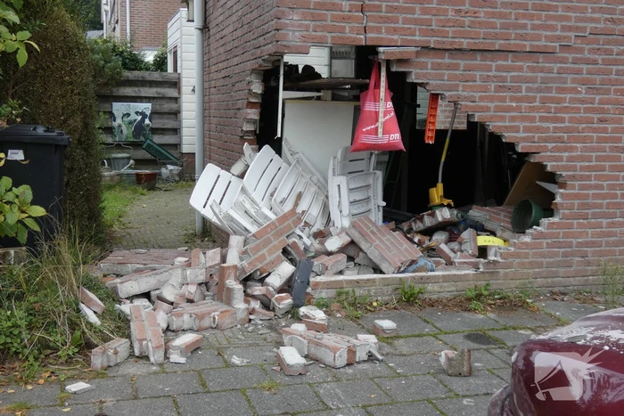 Automobilist rijdt garage in bij wegrijden