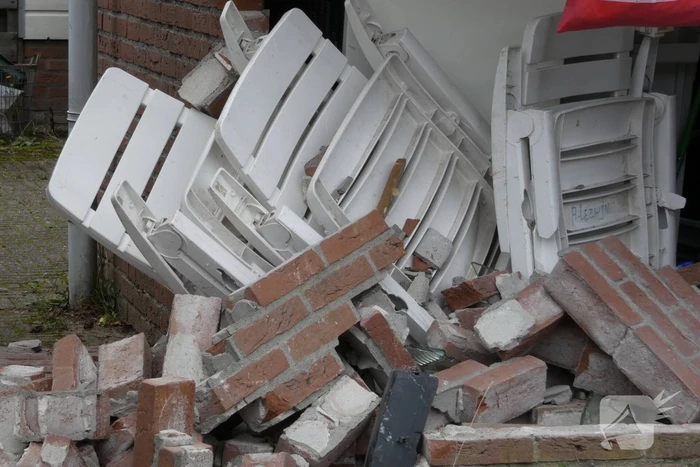Automobilist rijdt garage in bij wegrijden