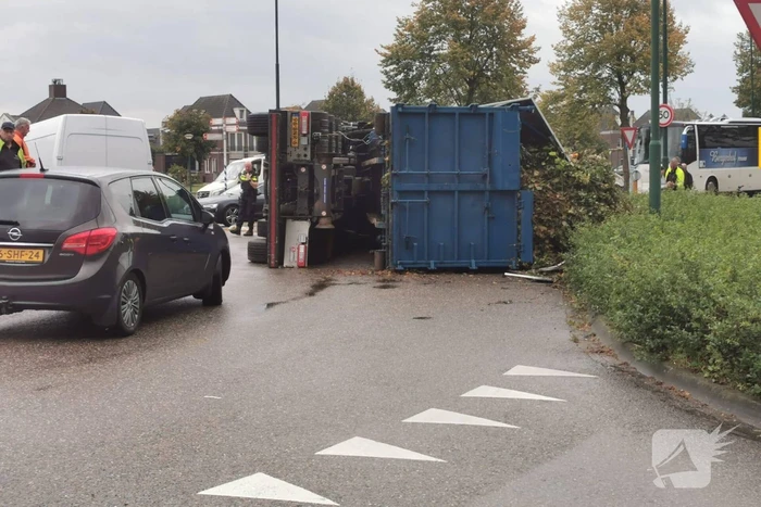 Vrachtwagen kantelt op rotonde