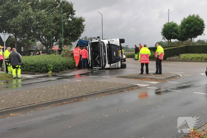 Vrachtwagen kantelt op rotonde