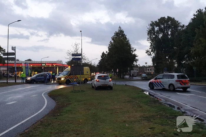 Personenwagen en bestelbus botsen op kruising