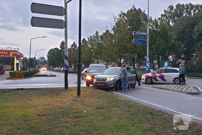 Personenwagen en bestelbus botsen op kruising