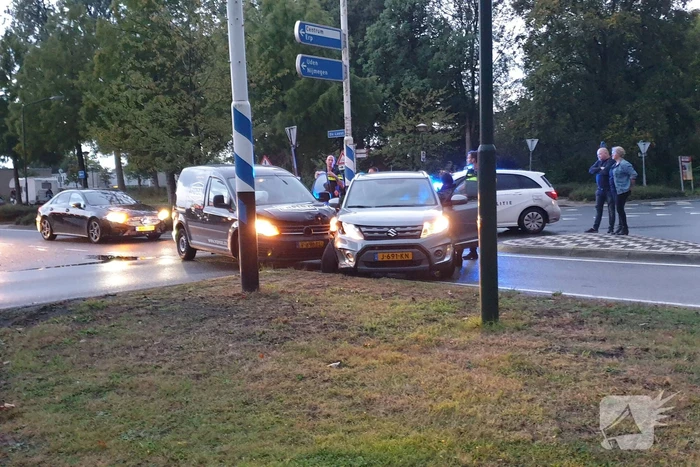 Personenwagen en bestelbus botsen op kruising