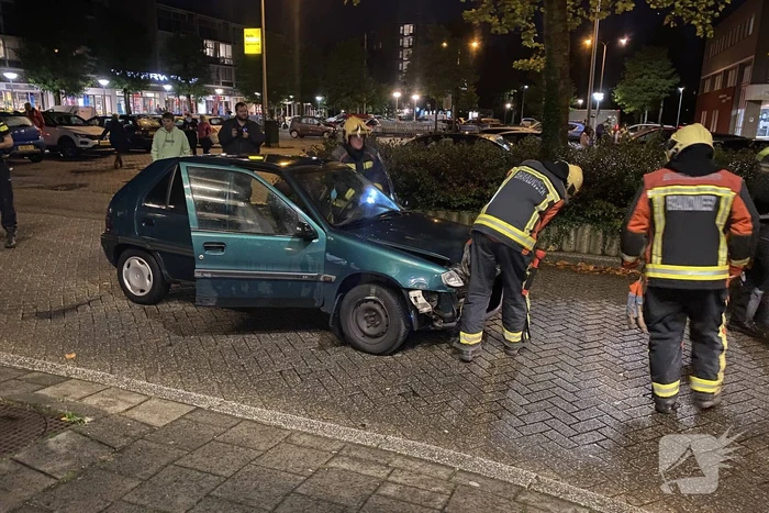 Automobilist ramt lantaarnpaal