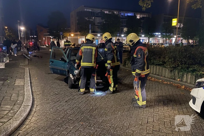 Automobilist ramt lantaarnpaal