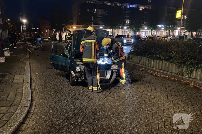 Automobilist ramt lantaarnpaal