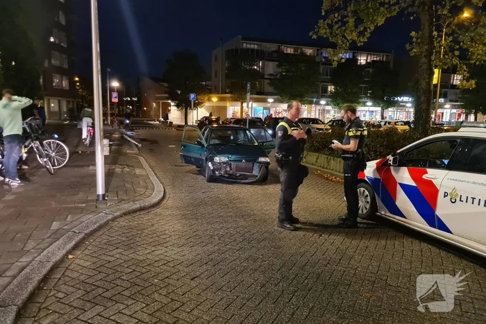 Automobilist ramt lantaarnpaal